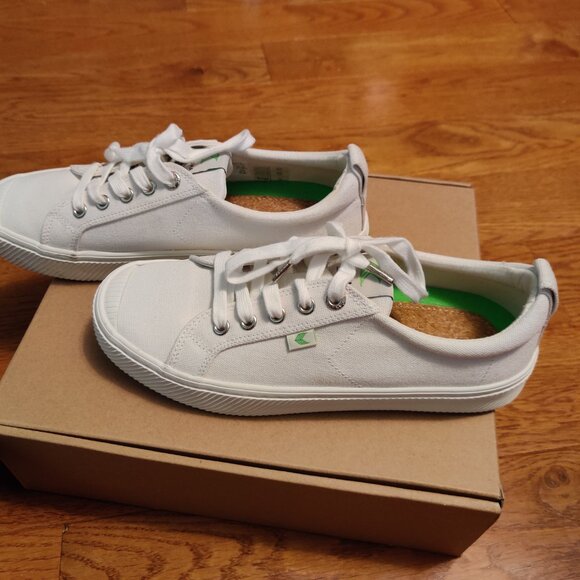 Cariuma white canvas Oca Low sneakers, W8 - Picture 2 of 3